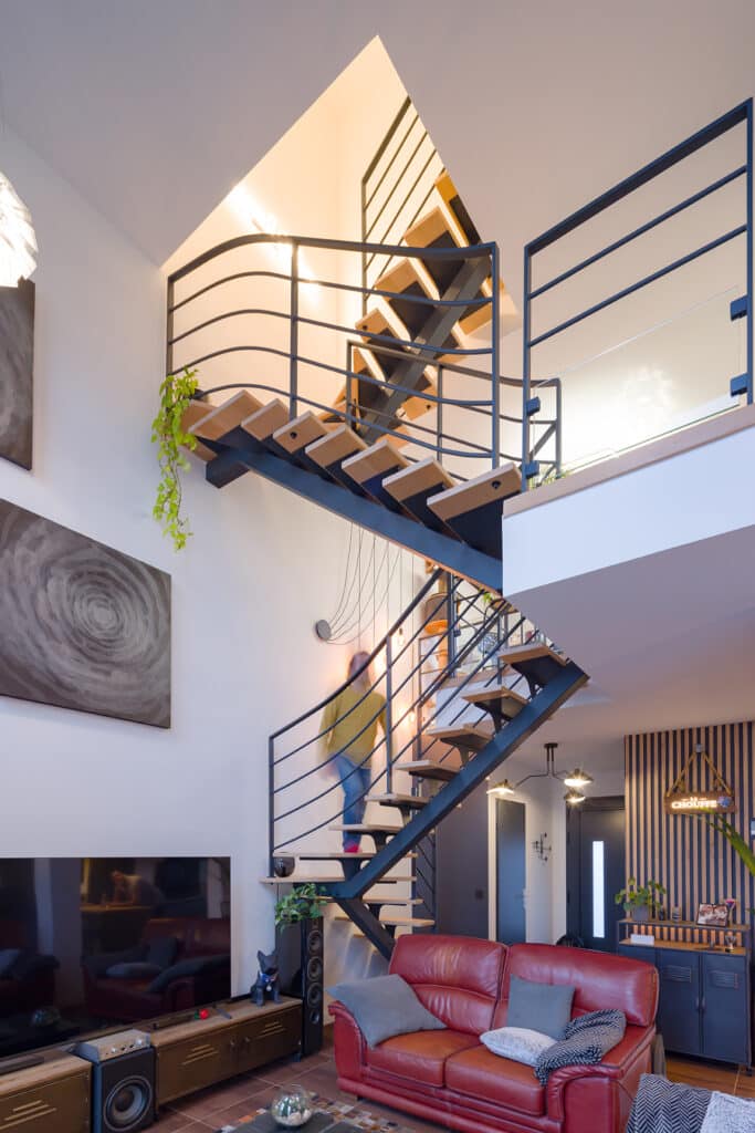 Escalier avec limon central métallique. Marches en bois massif