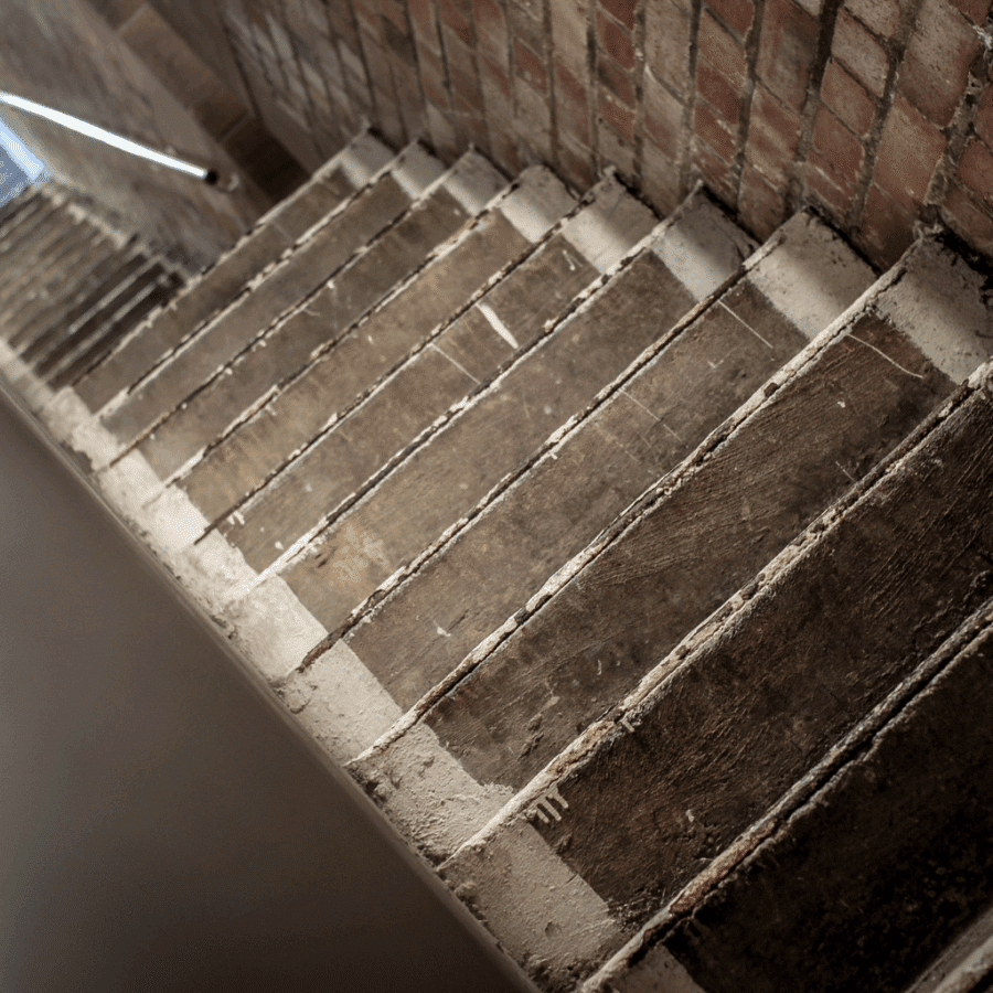 Escalier trop raide : solutions et astuces pour corriger les dimensions