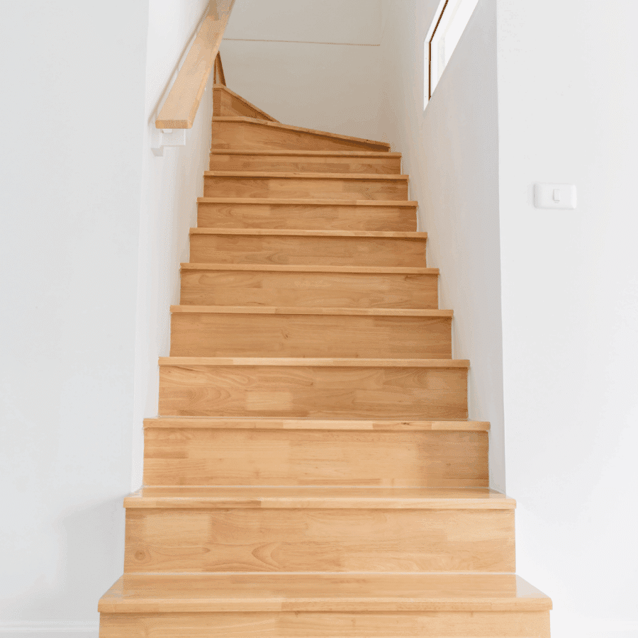 Habillage d’un escalier en béton : quand le bois sublime le brut