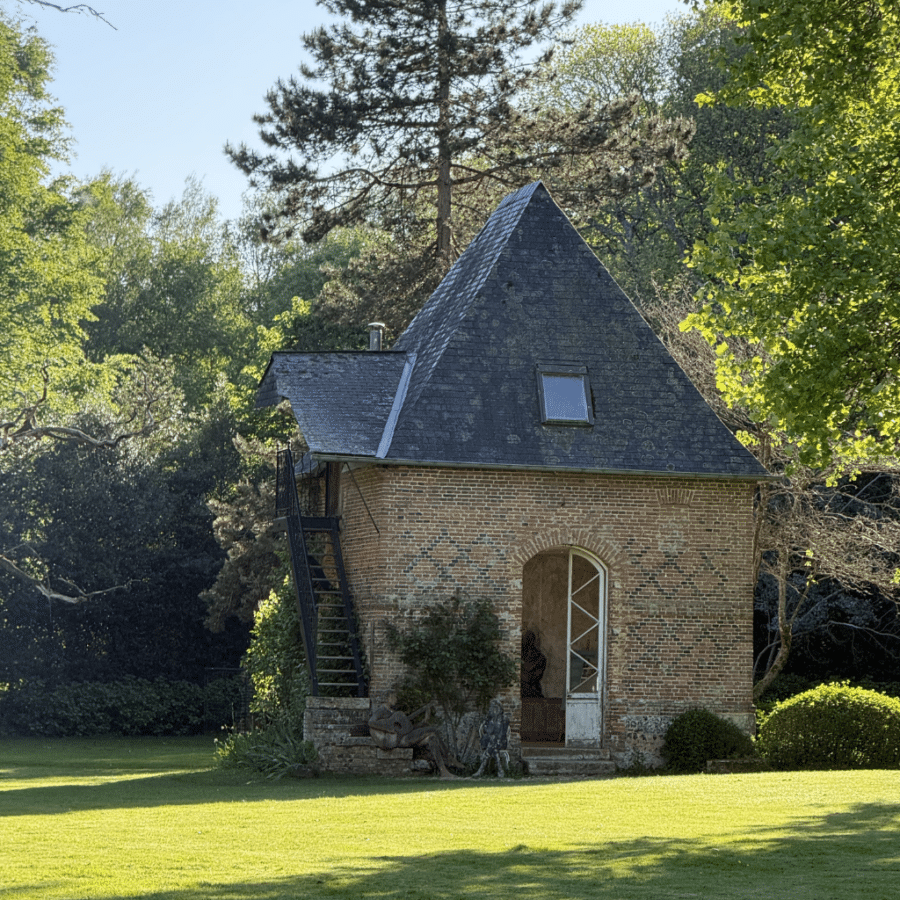 Un escalier extérieur pour une bâtisse ancienne à Bois-Guilbert
