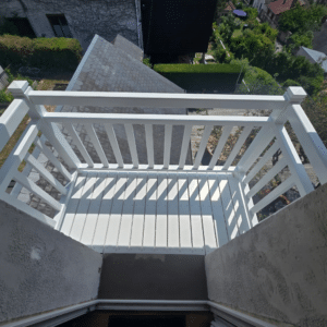 Vue du nouveau balcon en iroko peint en blanc avec garde-corps sur mesure