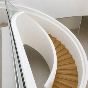 Marches en bois sur mesure posées sur un escalier courbe