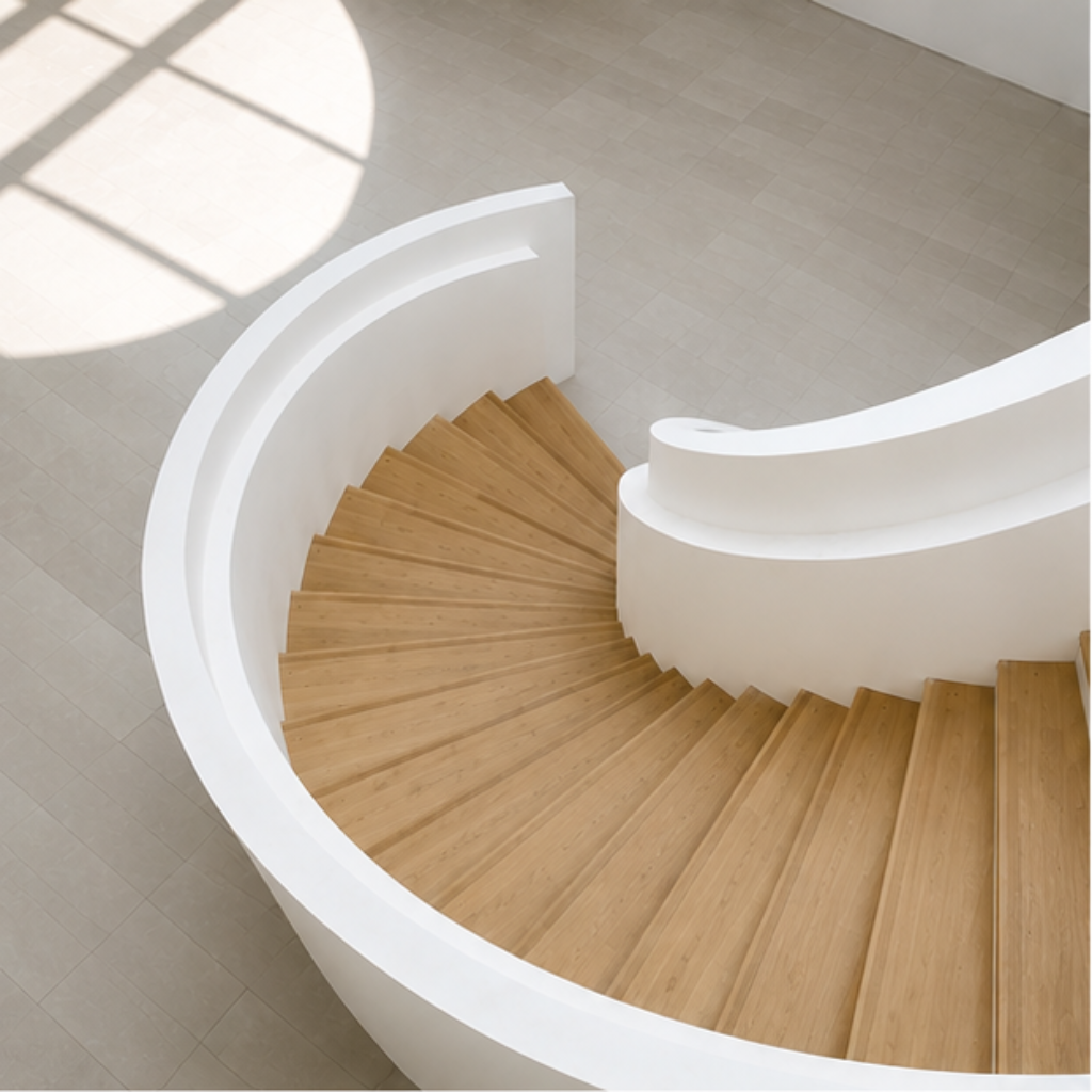 Marches en bois fabriquées sur mesure pour habiller un grand escalier courbe
