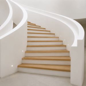 Escalier architectural courbe avec marches en bois sur mesure et contremarches blanches
