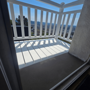Platelage en iroko peint en blanc du nouveau balcon extérieur