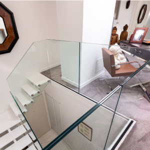 garde-corps en verre sur escalier sur mesure SIMMAD