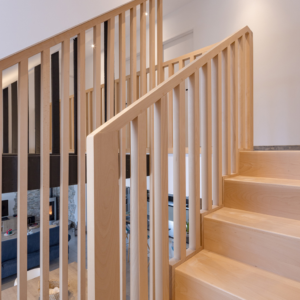 garde-corps en bois massif sur escalier SIMMAD