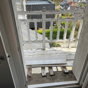 Platelage de l'ancien balcon en bois dégradé avant dépose