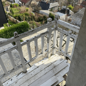Ancien balcon en bois très dégradé avant son remplacement à Rouen